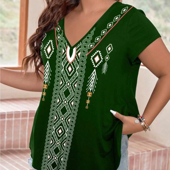 NWOT  Plus Geo Print Curved Hem Tee 3XL-18 - Picture 6 of 6